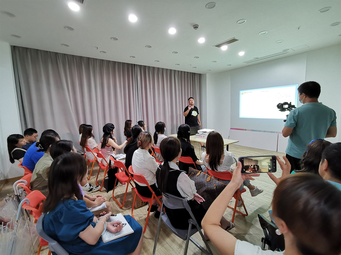郭诗怡,公司经营范围包括:许可项目:演出经纪;互联网信息